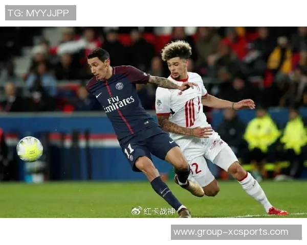 约罗身穿里尔球衣盛装出席里尔对阵巴黎比赛开球仪式 约罗身穿里尔球衣盛装出席里尔对阵巴黎比赛开球仪式